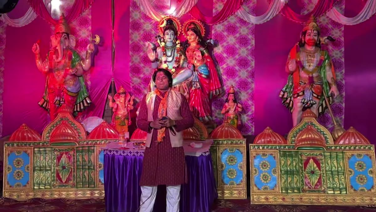 शिविर में भजन संध्या और मंच